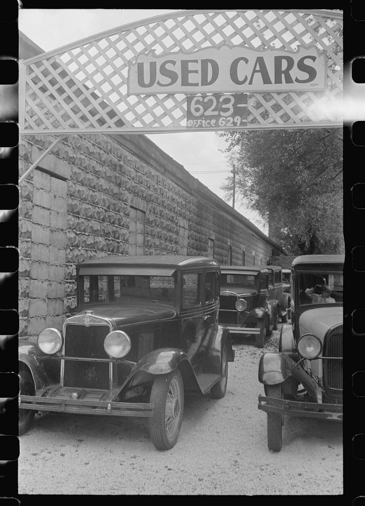 Used car lot in Columbus, Ohio. Sourced from the Library of Congress.