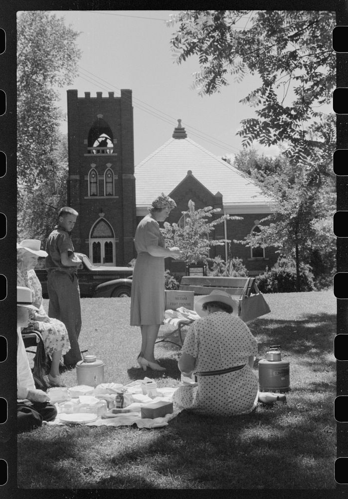 Fourth of July picnic, Oconomowoc, Wisconsin. Sourced from the Library of Congress.