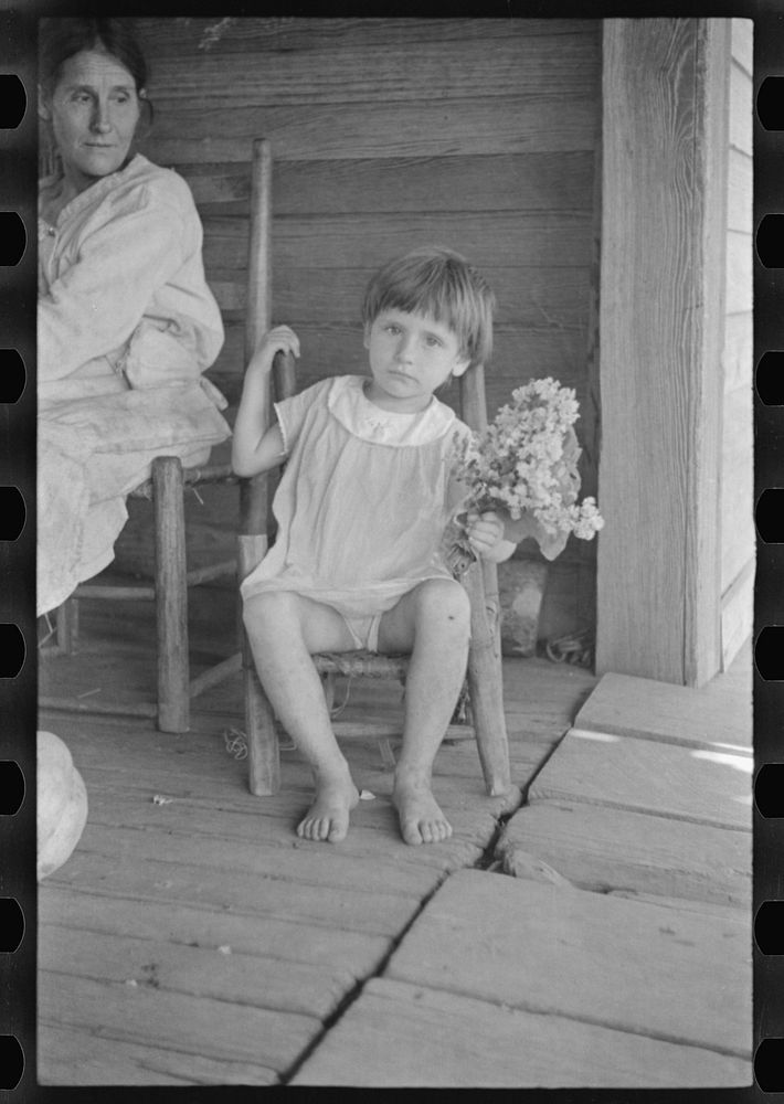 Mrs. Frank Tengle and Laura Minnie Lee Tengle, Hale County, Alabama. Sourced from the Library of Congress.