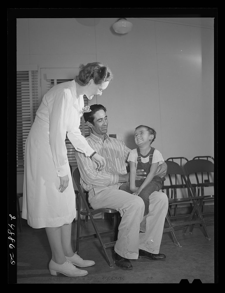 Doris Dill, nurse, and patient in clinic. Robstown camp, Texas. Sourced from the Library of Congress.