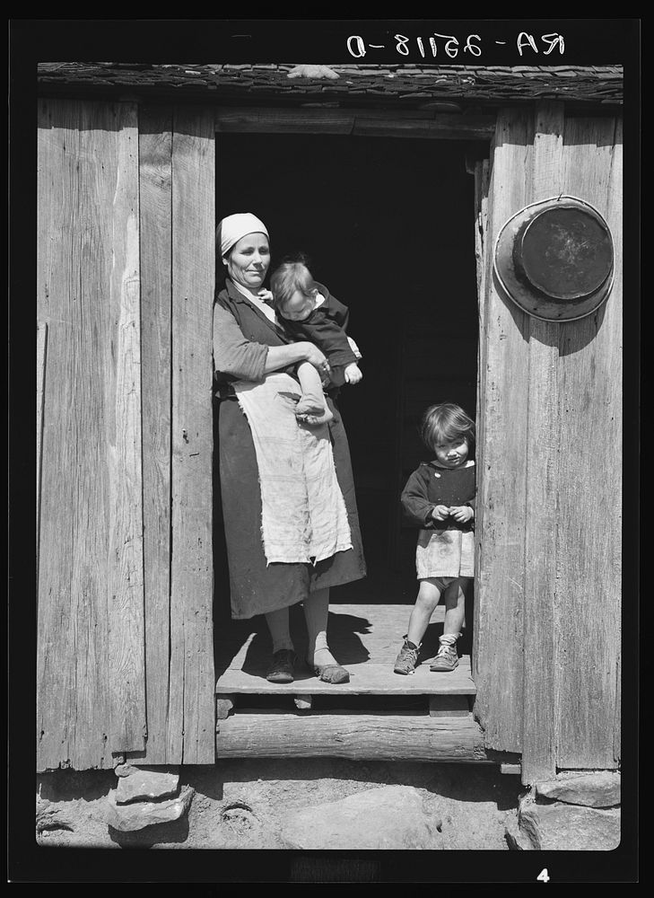 Mandy Handley, wife of tenant farmer. Walker County, Alabama. Sourced from the Library of Congress.