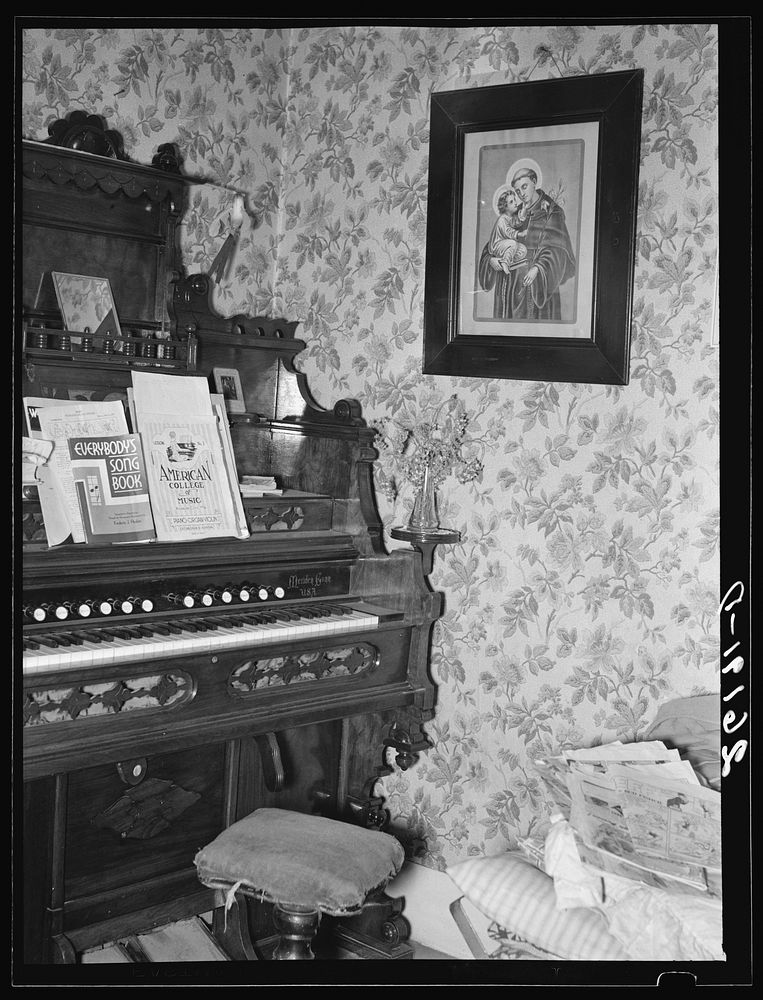 Organ in the home of Fred Ess, farmer near Dalton, New York. Sourced from the Library of Congress.