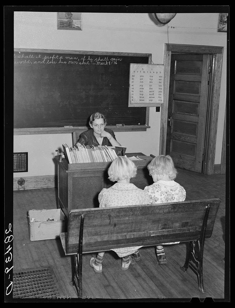 Teaching the fifth grade in a one-room schoolhouse. Grundy County, Iowa. Sourced from the Library of Congress.