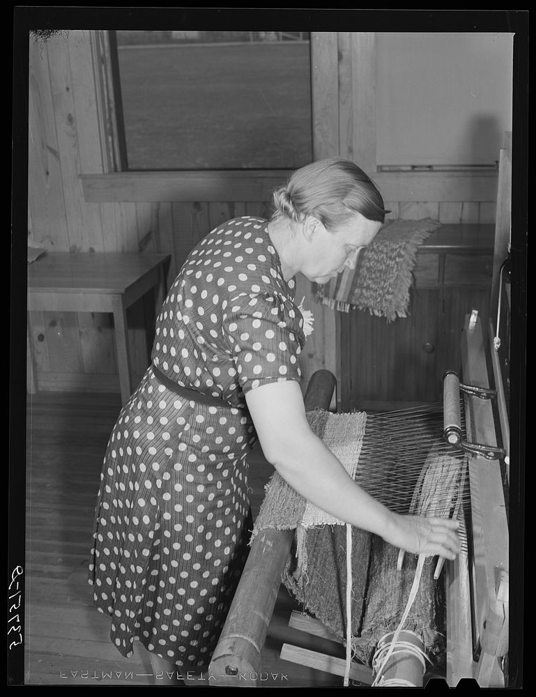 Mrs. Lloyd Young weaving a rug at Plum Bayou Project, Arkansas (see general caption). Sourced from the Library of Congress.