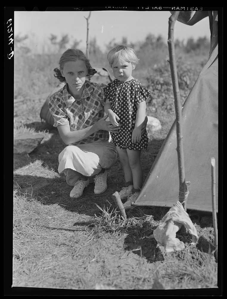 Wife and child of migratory fruit worker. Berrien County, Michigan. Sourced from the Library of Congress.