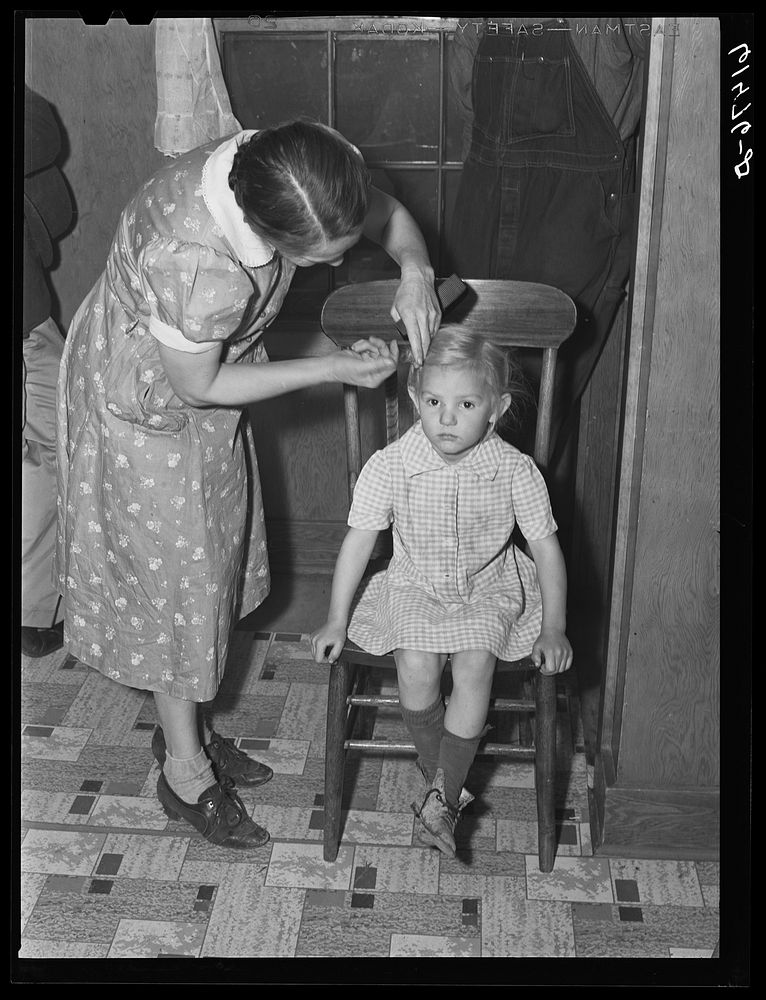 Mrs. Amundson combing child's hair. Red River Valley Farms, North Dakota. Sourced from the Library of Congress.