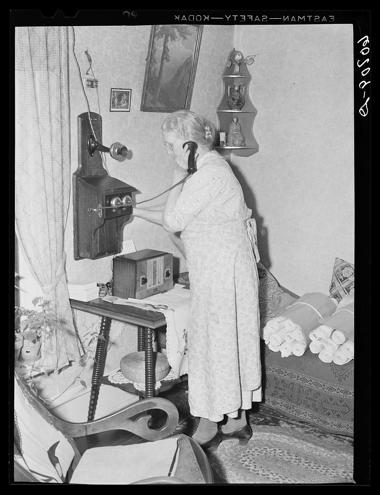 Lady signaling operator old style Free Photo rawpixel