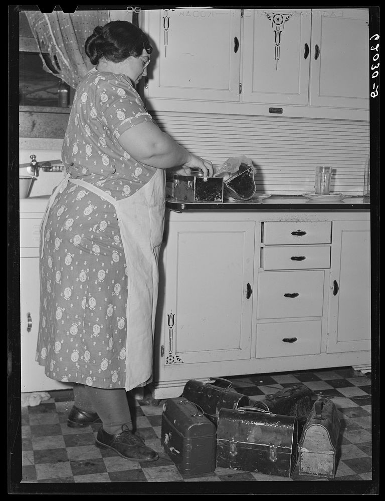 Mrs. Jones fixing lunch pails for her boarders. Radford, Virginia. Sourced from the Library of Congress.