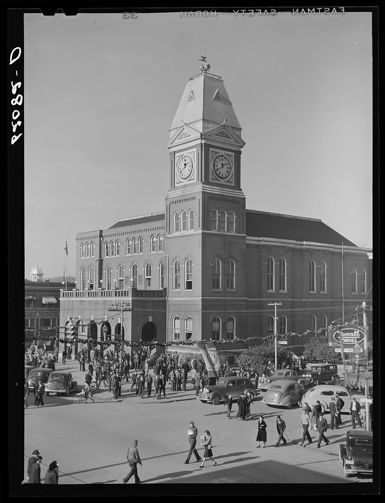 Courthouse. Saturday afternoon. Gadsden, Alabama. Sourced from the Library of Congress.