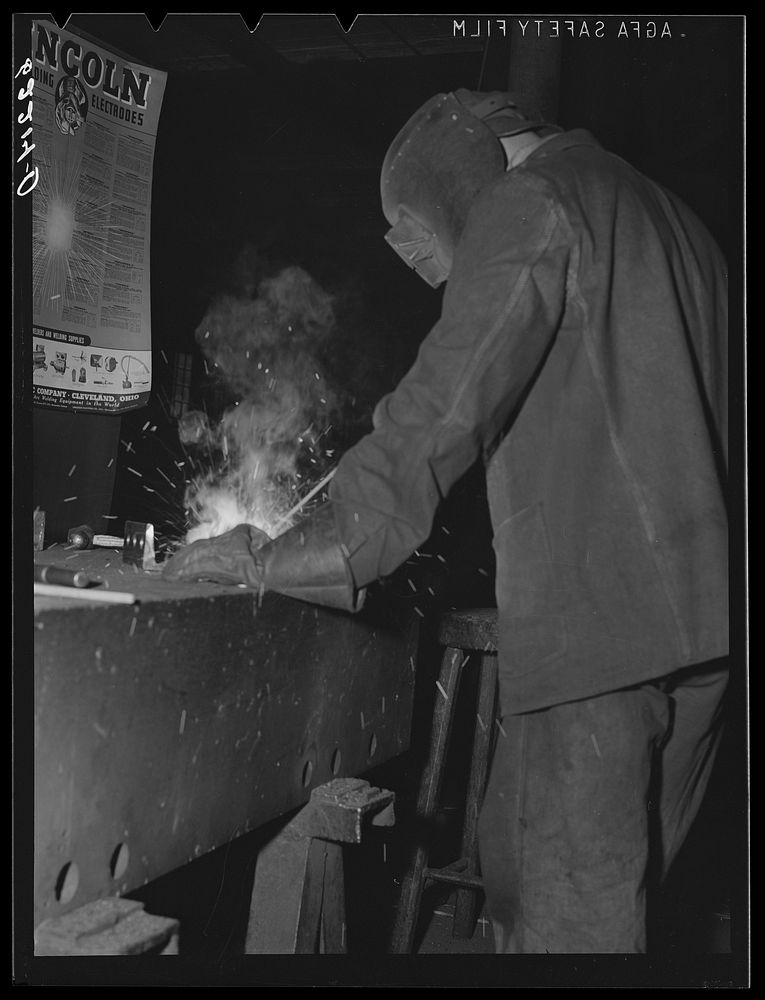 Welding. Structural shop, Keystone Drilling Company. Beaver Falls, Pennsylvania. Sourced from the Library of Congress.