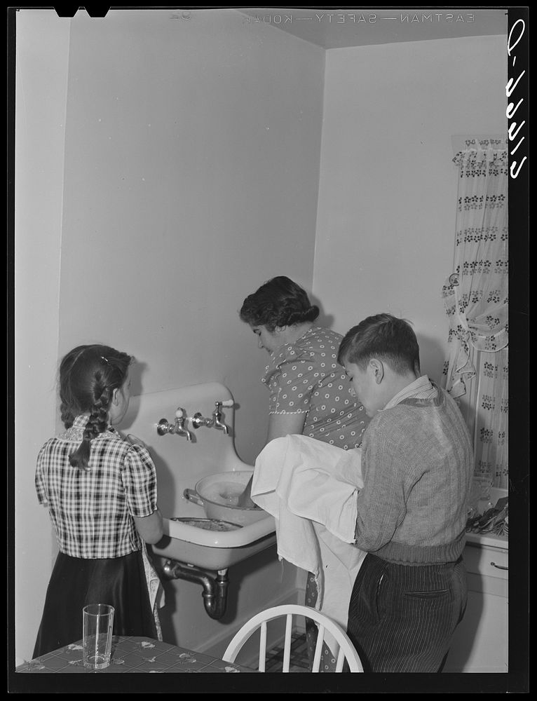 Mrs. Schulstad and children doing the dishes. Aberdeen, So. Dakota. Sourced from the Library of Congress.