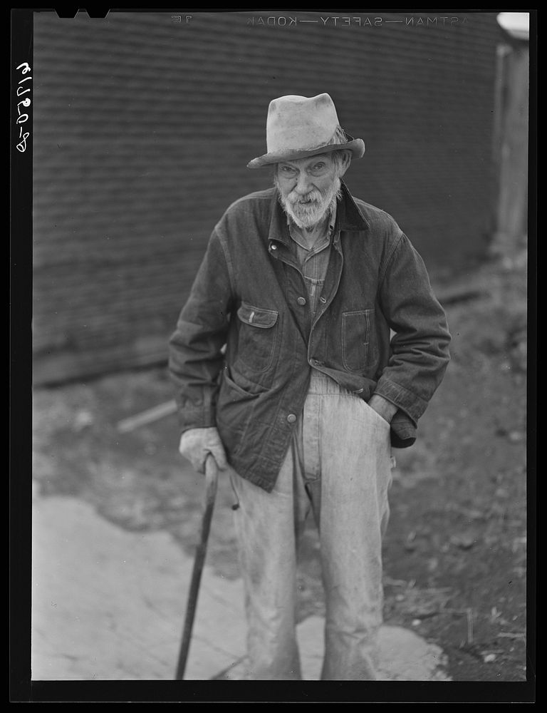 Old man in Piggott, Arkansas. Sourced from the Library of Congress.