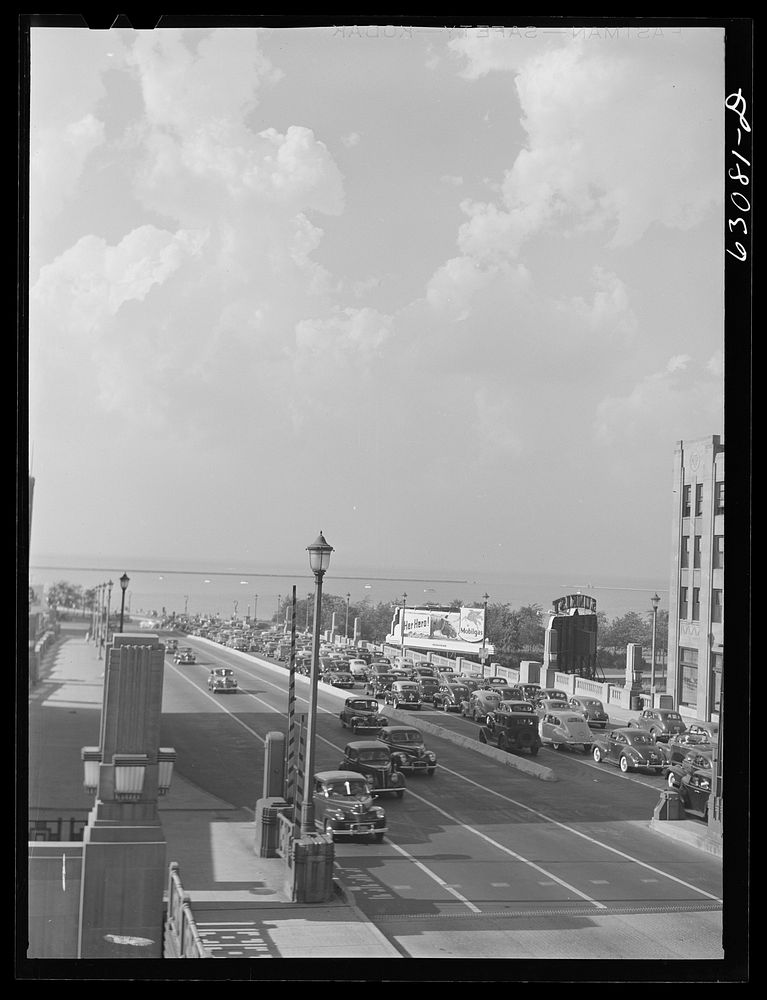 Five p.m. traffic on North Shore Boulevard. Chicago, Illinois. Sourced from the Library of Congress.