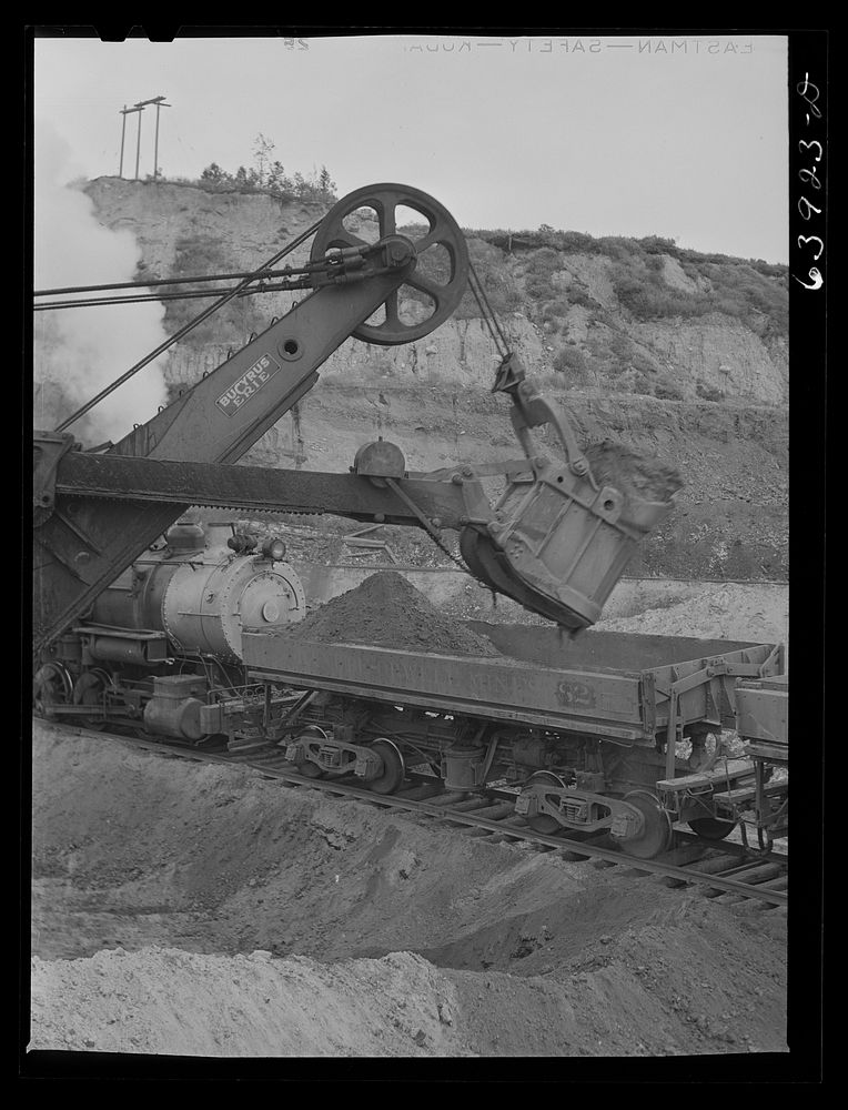 [Untitled photo, possibly related to: Loading cars with giant power shovel at Danube iron mine near Bovey, Minnesota].…