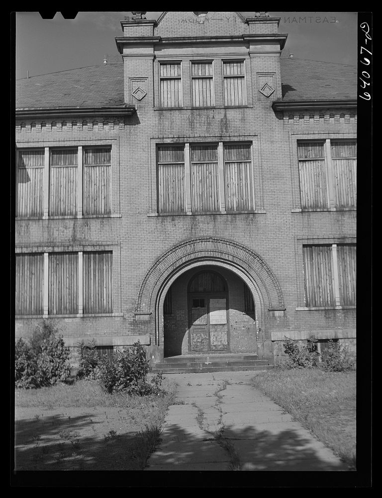 Closed school in North Hibbing, Minnesota. Sourced from the Library of Congress.