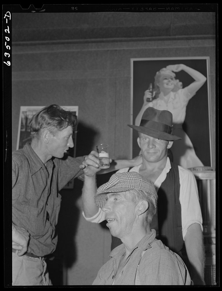 Men in beer parlor at Finnish settlement of Bruce Crossing, Michigan. Sourced from the Library of Congress.