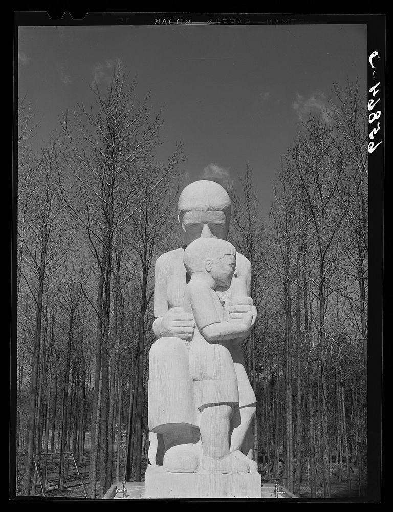 Greenbelt, Maryland. Statue by Lenore Thomas. Sourced from the Library of Congress.
