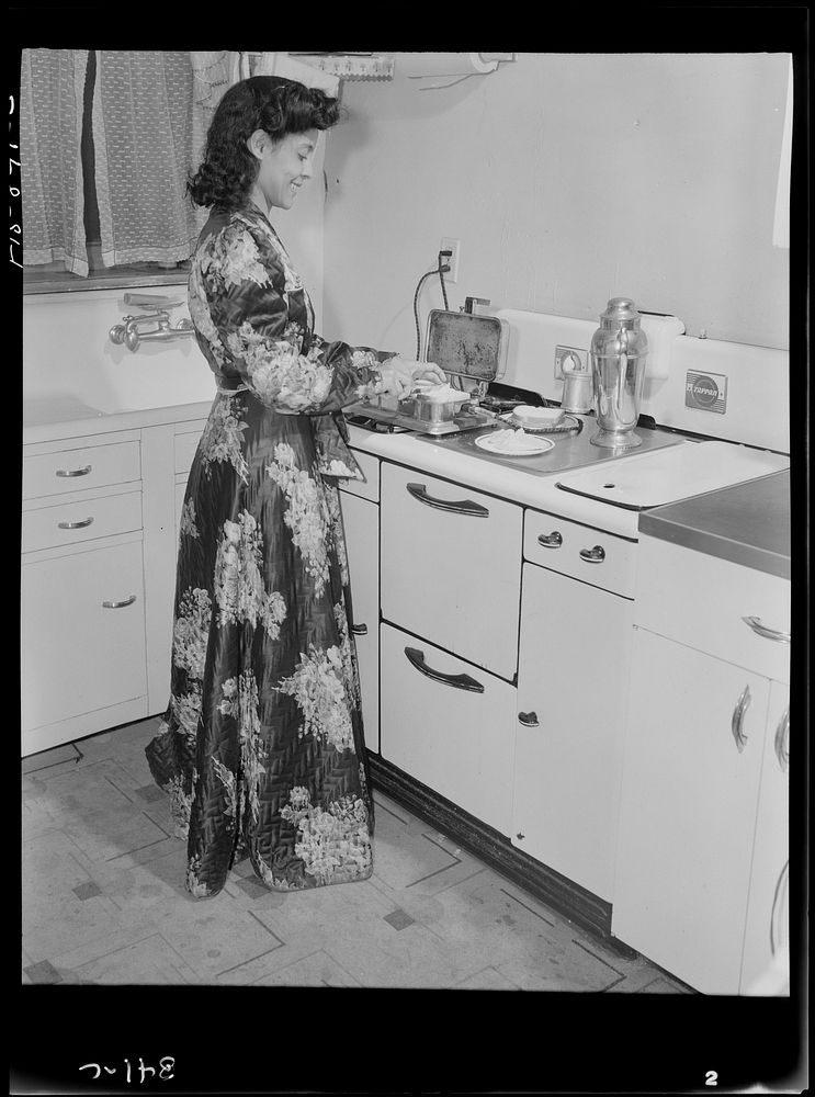 Washington, D.C. Jewal Mazique [i.e. Jewel], worker at the Library of Congress, getting a late snack. Sourced from the…