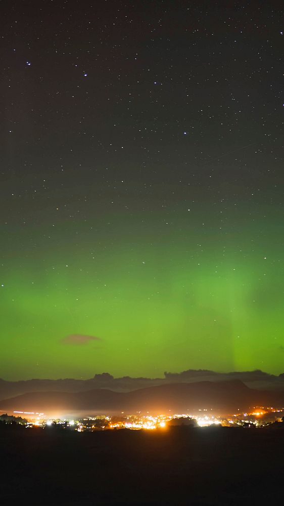 Northern lights phone wallpaper background, aurora borealis over the Isle of Skye in Scotland