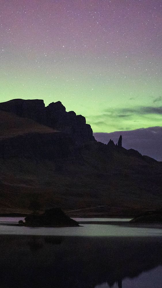 Northern lights phone wallpaper background, aurora borealis over the Isle of Skye in Scotland