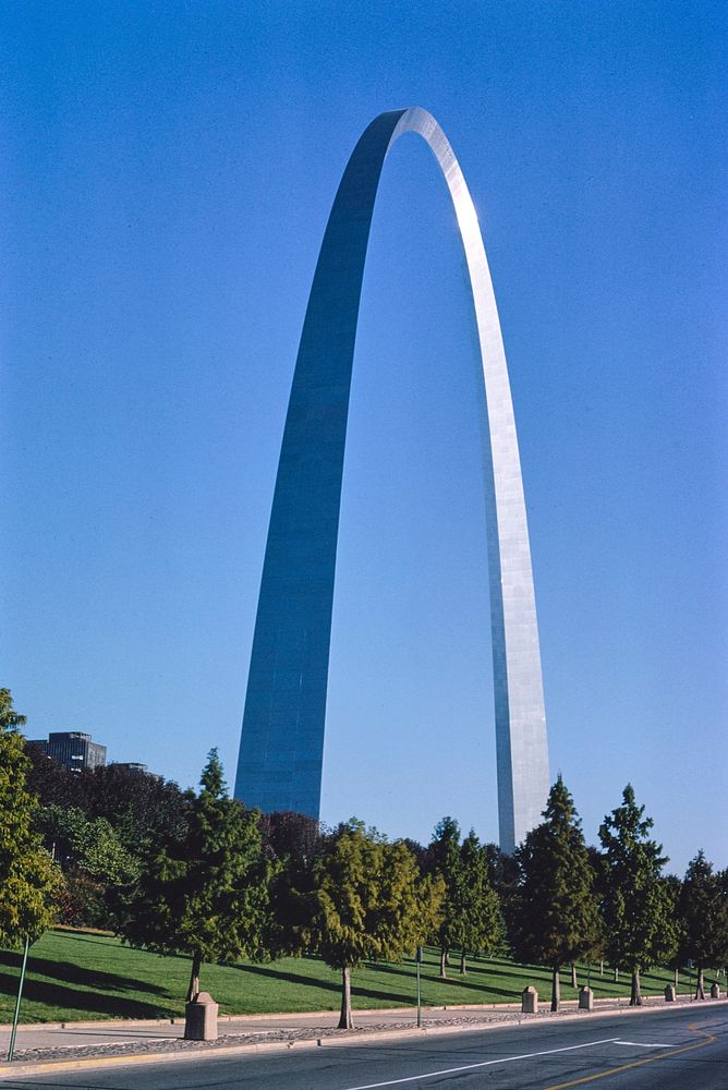 Gateway Arch, Saint Louis, Missouri (1988) photography in high resolution by John Margolies. Original from the Library of…