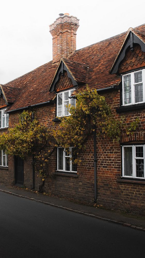 Phone wallpaper background, Quaint house at Surrey, England