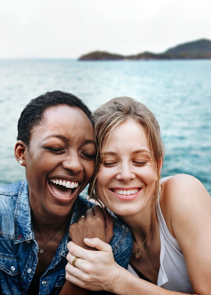 Happy women psd laughing with her friend and embracing each other