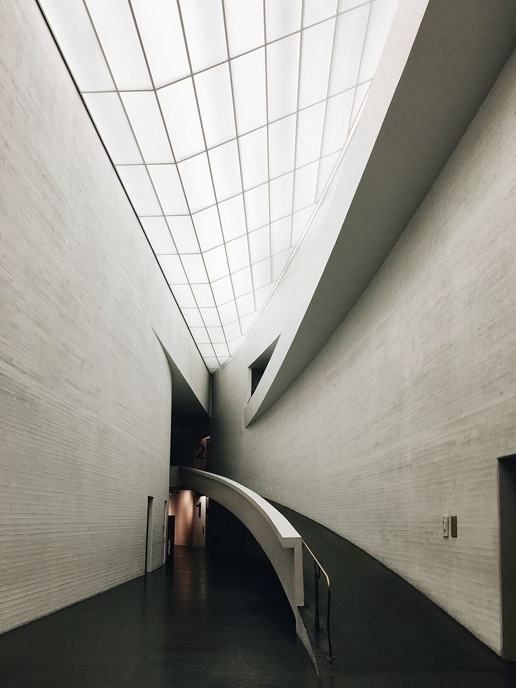 A ramp along a curved wall in the Kiasma Museum. Original public domain image from Wikimedia Commons