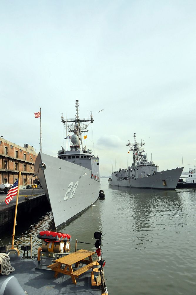 USS Boone y USS Thach en Montevideo