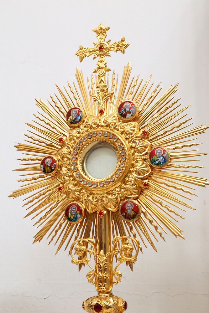 Free gold divine mercy adoration photo, public domain religion CC0 image.
