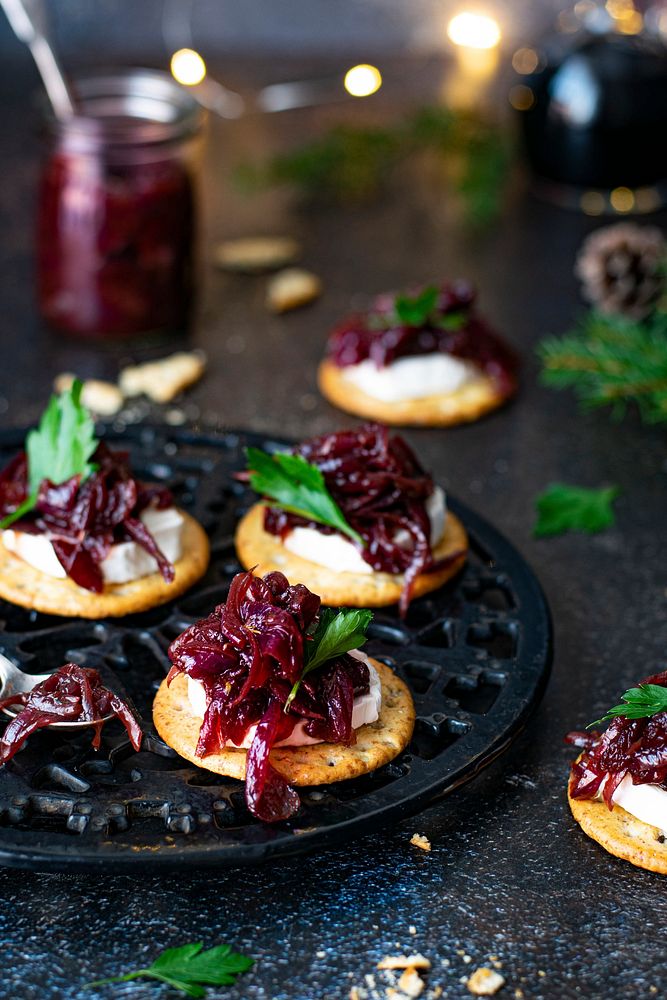 Fresh crackers with onion cranberry jam