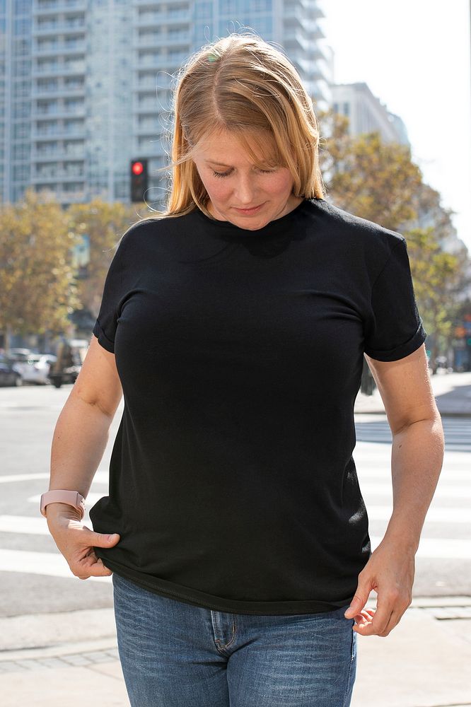 Women&rsquo;s black t-shirt mockup psd street style plus size apparel fashion