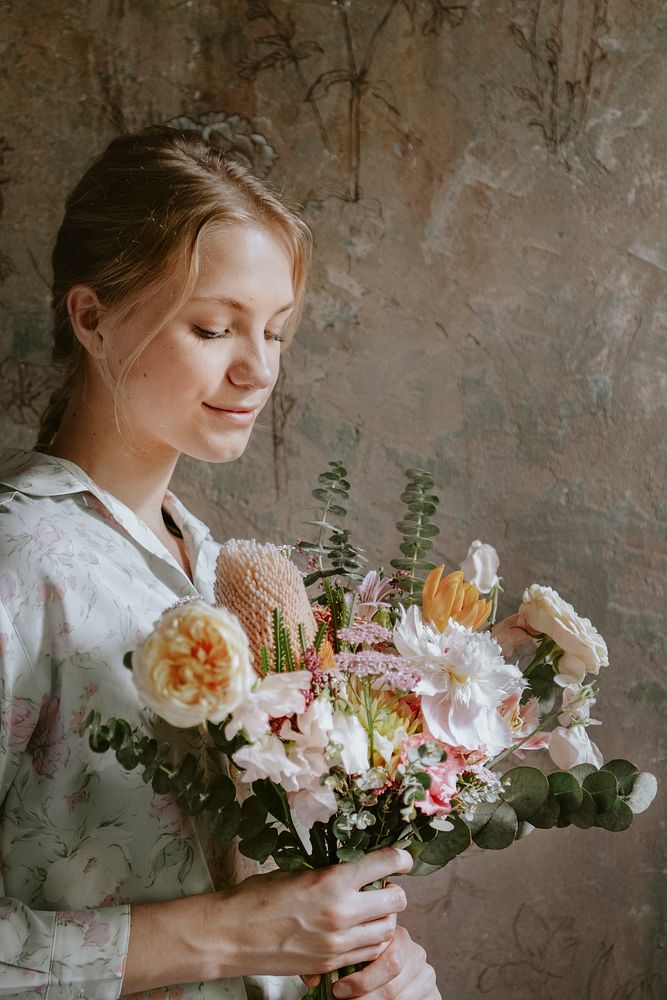 Woman Holding A Bouquet Of Flowers Premium Photo Rawpixel 9415