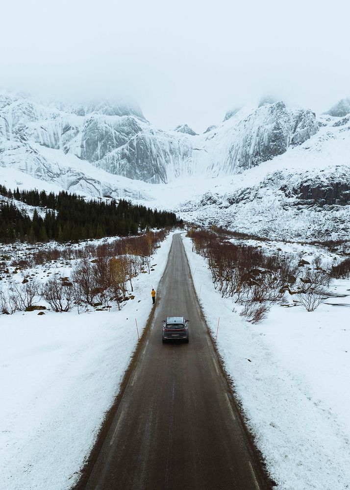 Driving past a snowy route in Norway 