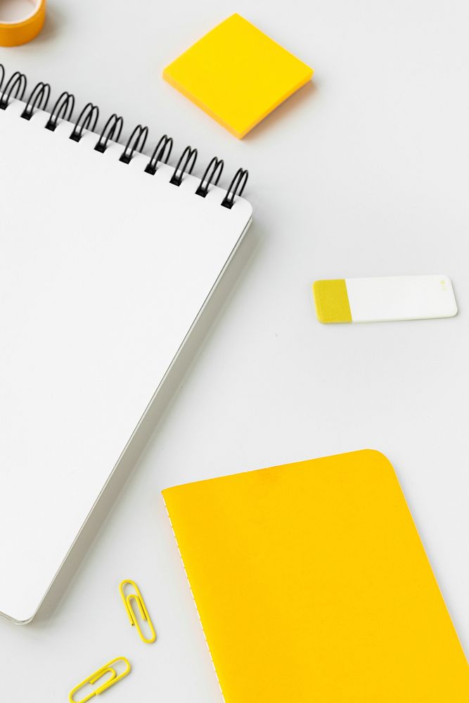 Blank and yellow paper note on workplace