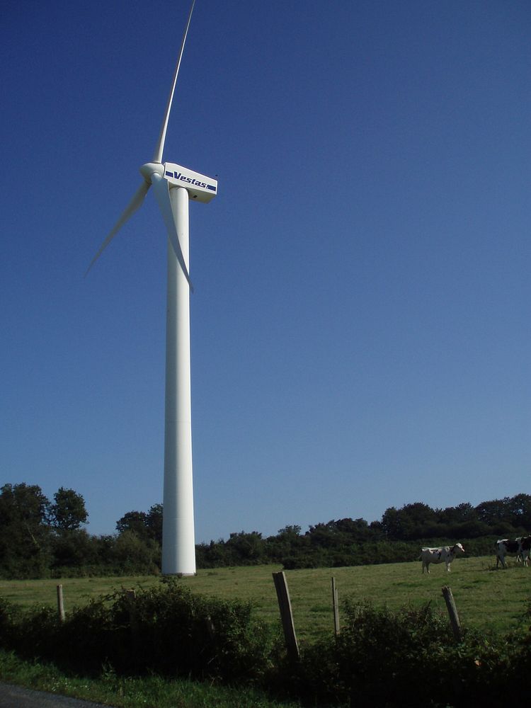 Une des Éolienne pres de Clitourps (Manche). Original public domain image from Wikimedia Commons