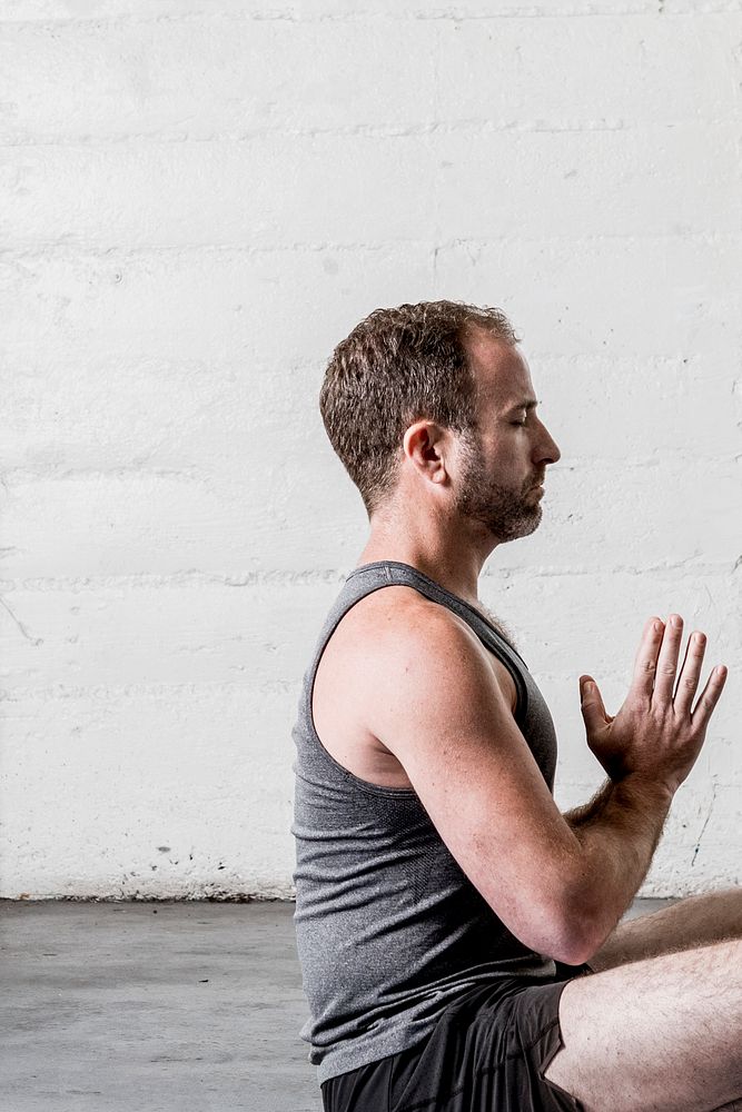 Yoga instructor teaching how to meditate | Premium Photo - rawpixel