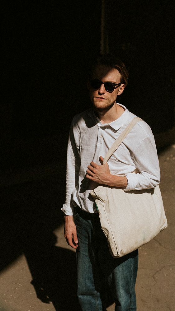 Men's casual outfit with eco bag