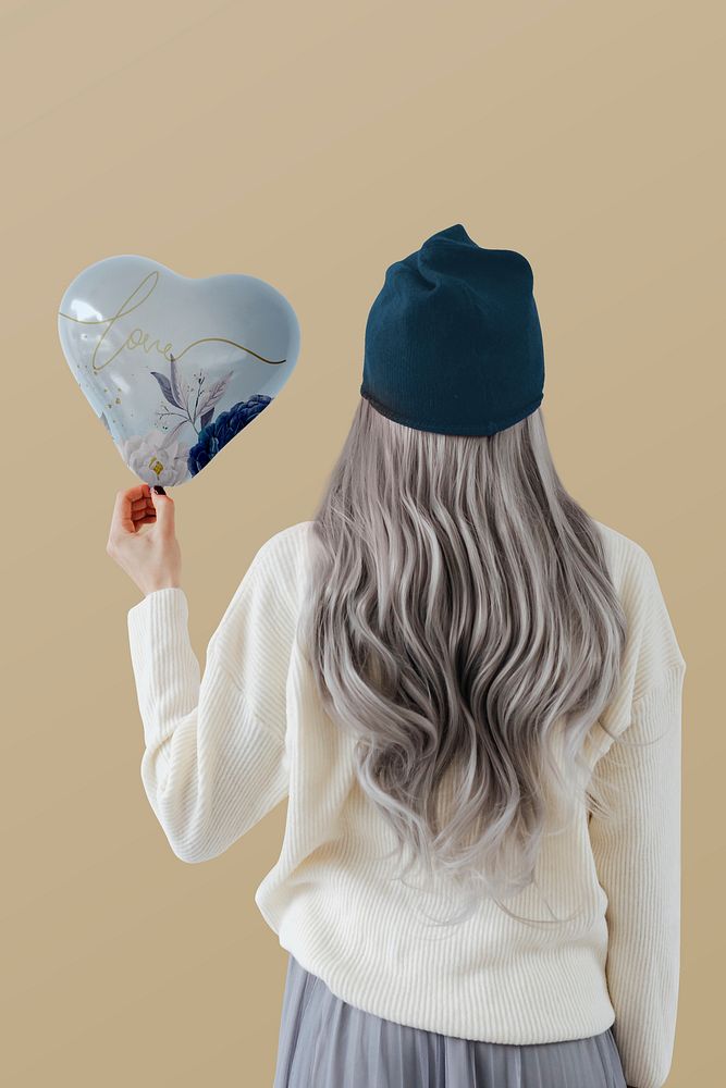 Woman showing a heart blue balloon