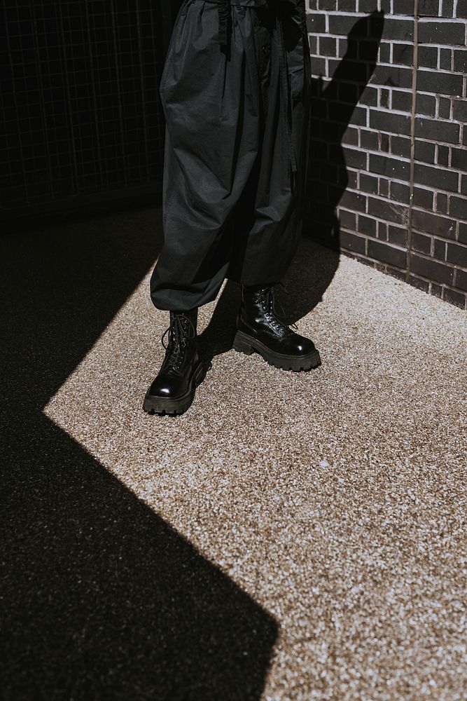 Man wearing black boots, loose pants, street fashion