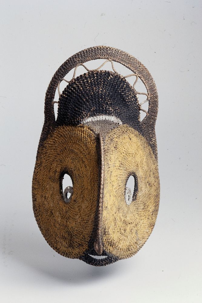 pointed face with flat yellow sides and large open white eyes; loop at nose, small mouth opening; short, rounded headdress…