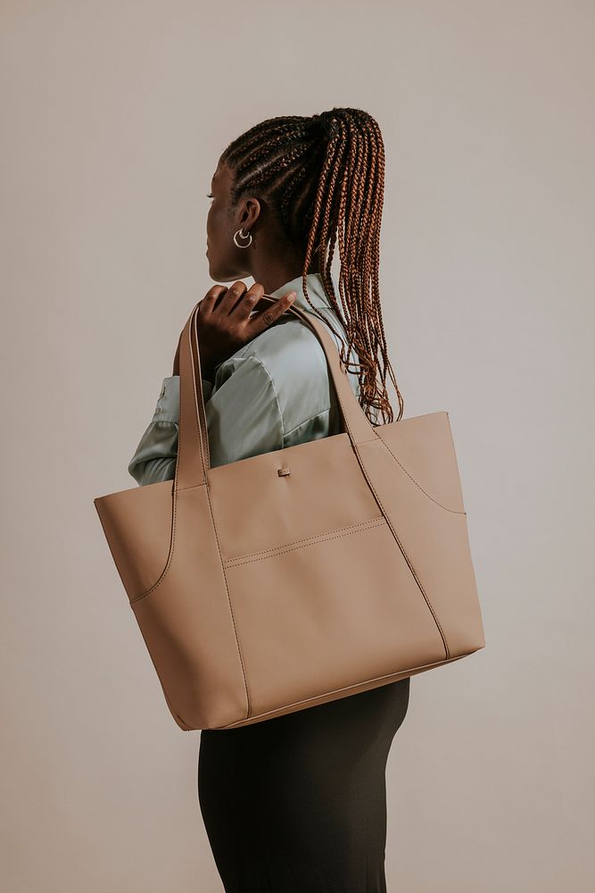 Businesswoman carrying beige tote bag