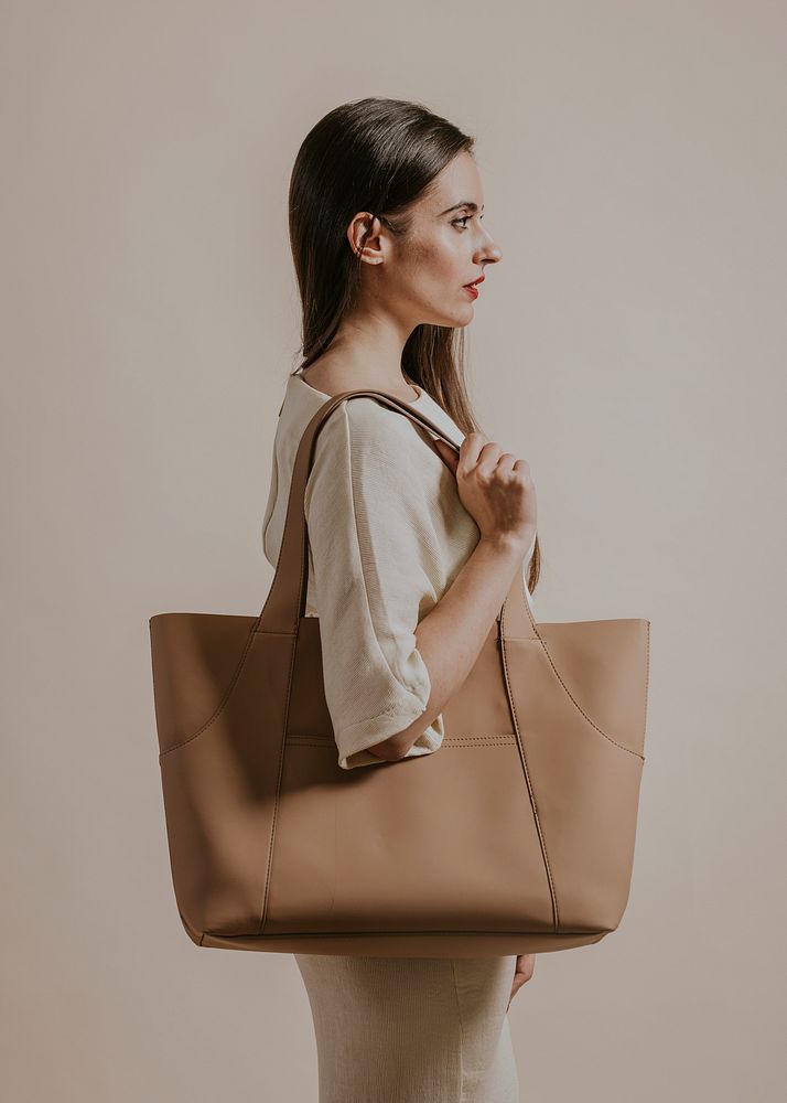 Businesswoman carrying beige tote bag