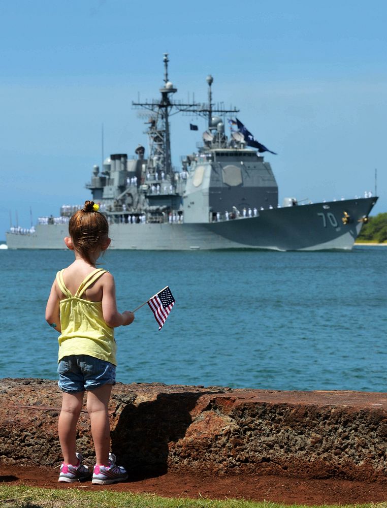 A child watches as the guided missile cruiser USS Lake Erie (CG 70) returns to Joint Base Pearl Harbor-Hickam, Hawaii, June…