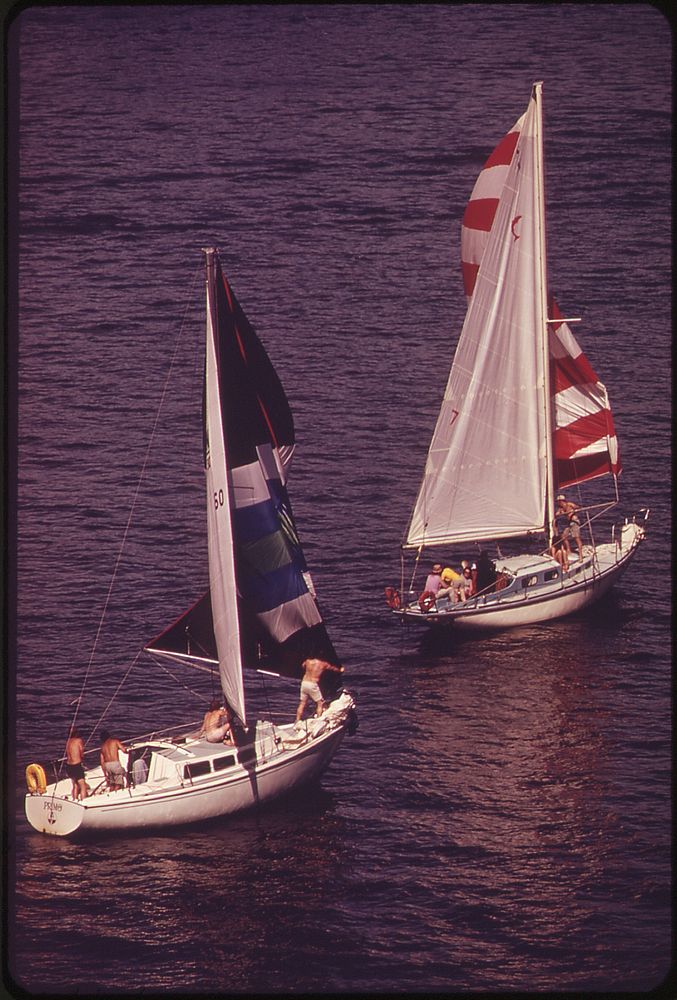 Sailboats on the Columbia River. Original public domain image from Flickr