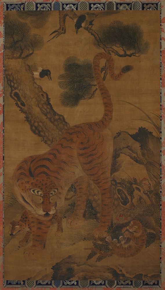 Tiger with cubs and magpies