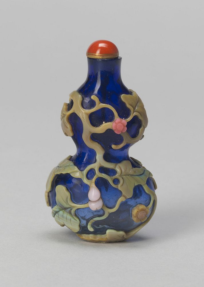 Gourd-Shaped Snuff Bottle with Trailing Vines and Flower Heads