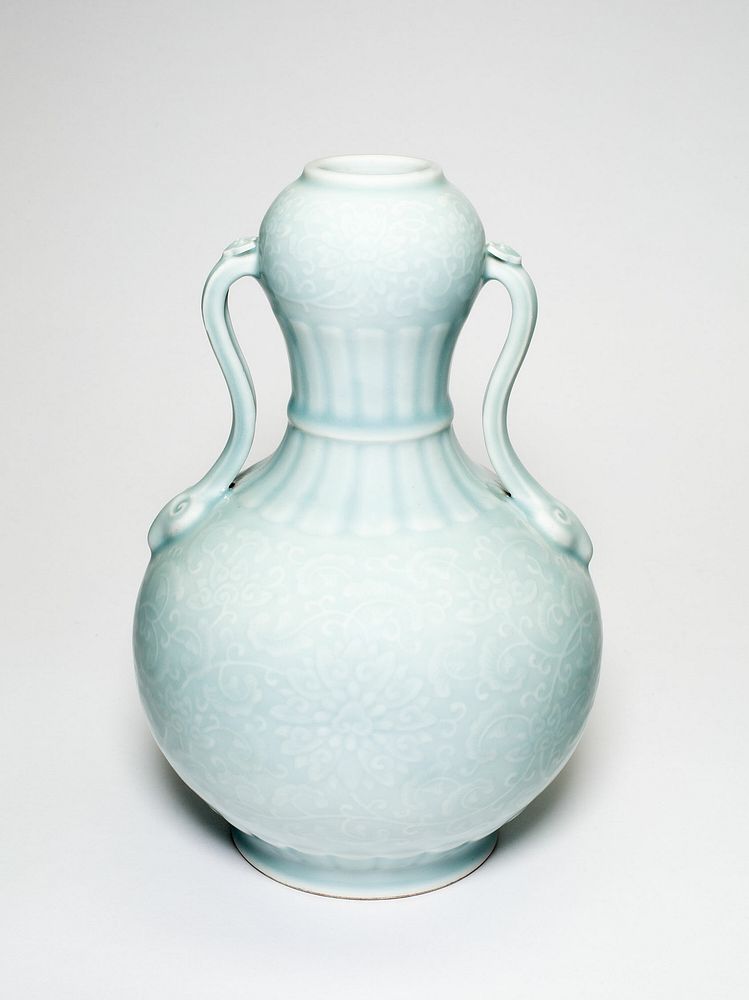 Celadon-glazed lotus vase (shoudaier huluping)