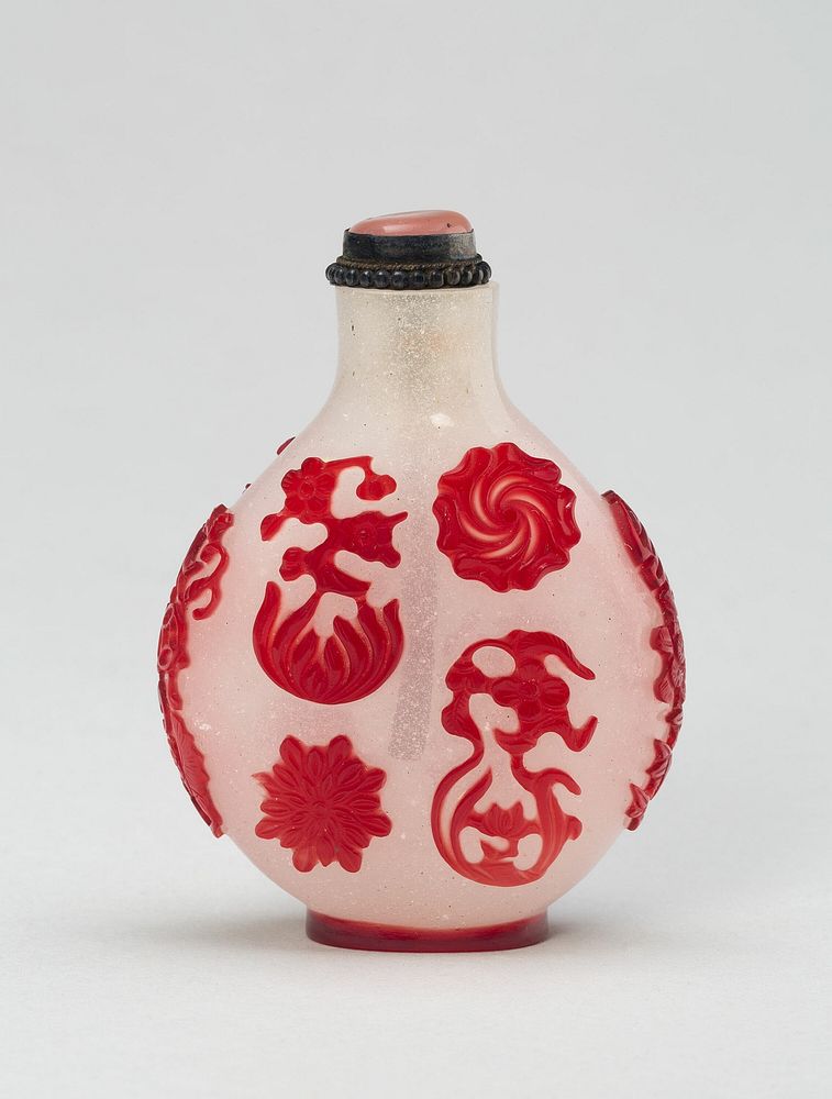 Snuff Bottle with Various Free-Floating Flower Heads and Fruits