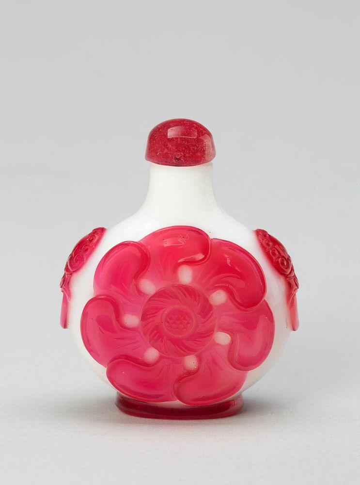 Snuff Bottle with Seven-Petal Flower Heads